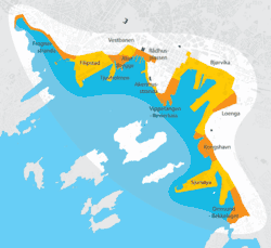 Foto einer Karte, die das küstennahe Gebiet Oslos zeigt. Die Gebiete direkt an der Küste sind eingefärbt und von Nordwesten nach Südosten mit folgenden Namen beschriftet: Frognerstranda, Filipstad, Tjuvholmen, Aker Brygge, Vestbanen, Rådhusplassen, Akershusstranda, Vippetangen-Revierkaia, Bjørvika, Loenga, Kongshavn, Sjursjøa, Ormsund-Bekkelaget