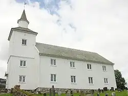 Foto einer weißen Holzkirche