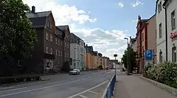 Die als Hauptstraße durch die Stadt führende Augustusburger Straße