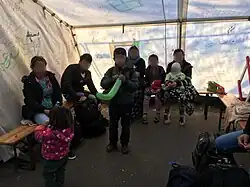Flüchtlingsgruppe in Salzburg kurz vor dem geregelten Übergang nach Deutschland