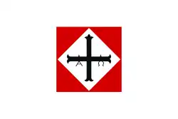 Rotes Quadrat, indem sich eine weiße Rombe mit schwarzem Kreuz befindet; die rechteckige Grundfläche ist weiß