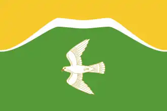 Flagge des Rajons mit symbolischer Darstellung des Bergs
