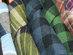 Flanellhemden und All-Denim: für Joe im Film ein Ausdruck von Männlichkeit