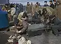 Die Deckbesatzung der Victorious stellt im Vorfeld auf den Angriff Bomben scharf, 3. April 1944