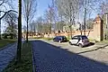 Die Kelmstraße mit der Mauer.