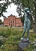 Tore Strindberg: Mädchen knotet sein Haar (Olof-Palme-Park)