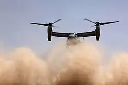 Der Abwind einer Bell-Boeing V-22 erzeugt einen Brownout