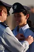 Eine IAF-Pilotin erhält das Flügel-Abzeichen im Dezember 2005