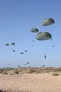 Israelische Fallschirm­jäger von Tel Nof „regnen“ im März 2012 über Südisrael bei einer Übung herunter