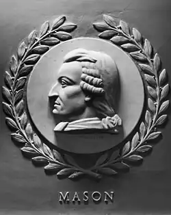 Gemeißelte Profildarstellung Masons im Kapitol.