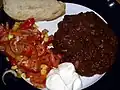 Chili con Carne mit einem Paprika-Mais-Salat