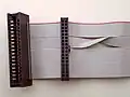 Anschluss­kabel für 5¼″- (Stecker links) und 3½″-Dis­ket­ten­lauf­werke (Stecker in der Mitte) in IBM-kom­pa­ti­bl­en PCs
