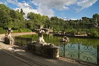 Die Isolotto, Anfang des 17.&nbsp;Jh. von Giulio und Alfonso Parigi d. Ä. entworfen, mit Giambolognas Oceanus-Brunnen