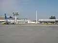 Terminal, Tower (links) und Cargobereich (rechts) (vor dem Ausbau)
