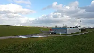 Der Flugplatz Blexen; die Start- und Landebahn beginnt links im Bild