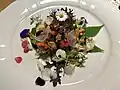Flusskrebse mit essbaren Blumen