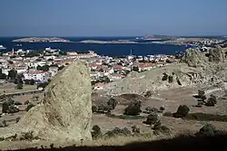 Eski Foça, Blick über die Altstadt zu den Sirenen-Inseln