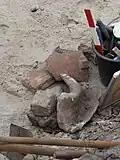 Fundstücke auf der Grabungsfläche, Ziegel und Dachpfannenfragmente