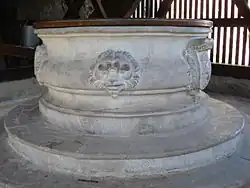 Brunnen, vermutlich aus hartem Kaiserstein gefertigt
