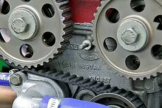 Zwei obenliegende Nockenwellen angetrieben durch einen Zahnriemen (Cosworth YB)