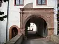 Details am Osttor (Ostansicht): drei schönburgische Wappen in beiden Zwickeln und im Scheitel des Tores und die ehemalige Schlupfpforte