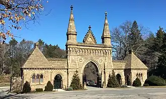 Eingangsportal zum Friedhof