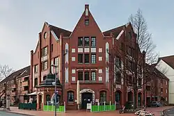 Eingangsgebäude mit Pförtnerhaus (links)