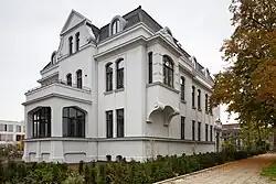 Direktorenvilla vor der Sanierung (2009) und danach (2015)