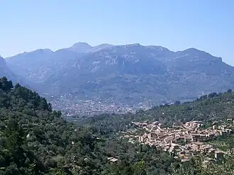 Blick über Fornalutx zum Puig des Teix