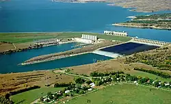 Luftbild der Talsperre und des Stausees