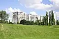 Moderne Apartment-Häuser am Park