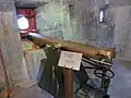 8.4&nbsp;cm Bronzekanone Modell 1871 in der Kaponniere