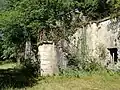 Eingang mit krenelierter Mauer und Aufstieg zur Infanteriestellung
