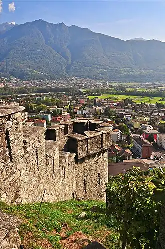 Torre della murata, Beobachtungsturm, Sementina. Auf der gegenüberliegenden Talseite sind die Türme von Camorino erkennbar. ⊙46.1867798.989979