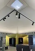 Goldfarbener Kubus, in dem die Vitrine mit dem Goldhort steht, darüber Oberlicht