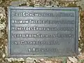 Die am Baum angebrachte Gedenktafel