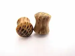 Flared plugs aus Palmenholz