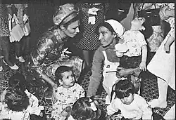 Farah Pahlavi besucht ein Waisenhaus in Iran, 1970