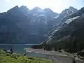 Fründenhütte vom Oeschinensee mit dem Blüemlisalphorn in Bildmitte und Fründenhorn rechts über der Hütte.
