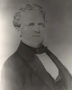 Dieses Foto in schwarzweiß zeigt den amerikanischen Politiker Francis Strother Lyon aus Alabama als Portraitaufnahme, das Aufnahmeverfahren heißt Daguerreotype und als erstes kommerziell im 19. Jahrhundert verfügbar, das Foto entstand zwischen 1830 und 1859.
