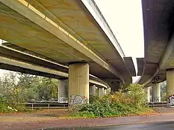 Blick auf die Brücke Richtung Ginnheim über Straße und Main-Weser-Bahn, von der Straßenebene aus