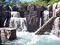 Kleine künstliche Wasserfälle in der Gedenkstätte