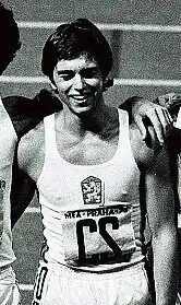Das Schwarz-Weiß-Foto zeigt František Břečka nach dem Rennen. Er trägt ein weißes Trikot.
