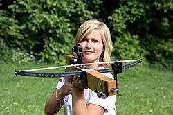 Franziska Peer mit ihrer Armbrust (2011)