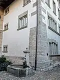 Einschusstellen im Innenhof des Schlosses zeugen vom Beschuss durch die Franzosen.