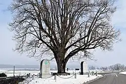 Fraubrunnen, Tafelenfeld. Denkmal zum Gefecht vom 5. März 1798 rechts.⊙