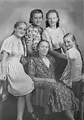 Zum Bildungsbürgertum gehörende Frau mit ihren Töchtern (1938)