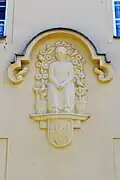 Frauenrelief Rückseite Altersheim
