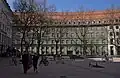 Frauenplatz Westseite mit Blick auf die Rückseite des Polizeipräsidiums an der Augustinerstraße