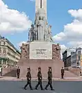 Wachablösung am Freiheitsdenkmal in Riga